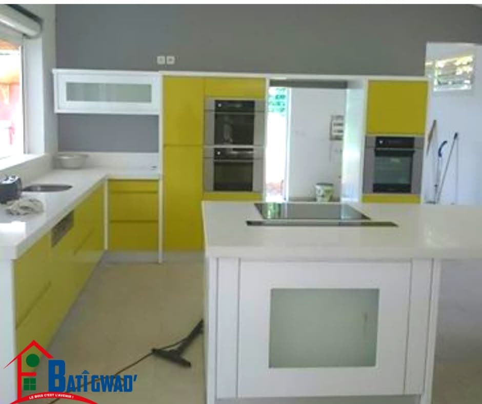 Cuisine jaune & blanche sur mesure